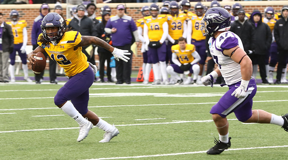De'Nerian Thomas being chased to the end zone. (Photo by Joe Fusco, d3photography.com)