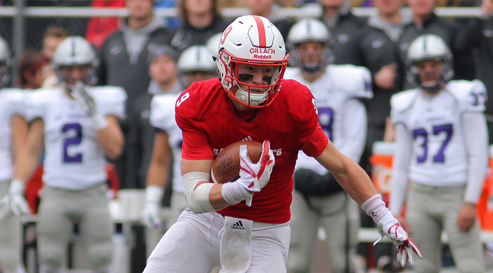Will Gillach makes a move in the open field against St. Thomas. (Photo by Wade Gardner, d3photography.com)